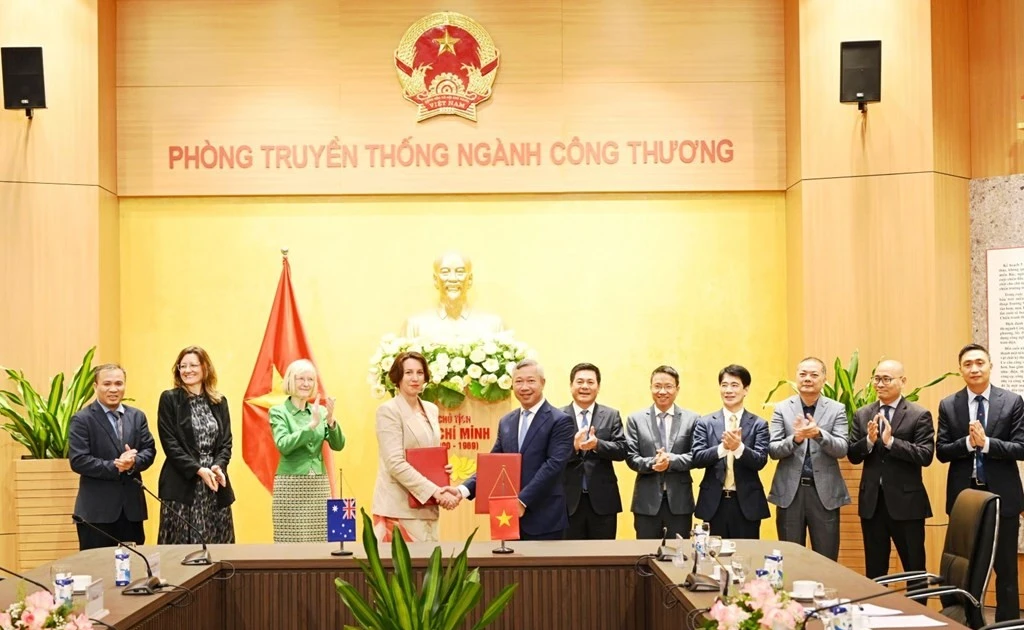 The signing ceremony of an MoU on cooperation to develop a competitive electricity market between the Electricity Authority of Viet Nam and the Australian Embassy in Viet Nam. (Photo: Ministry of Industry and Trade)