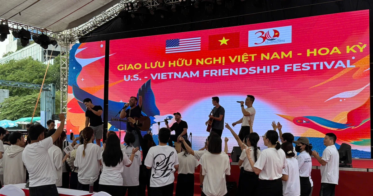 The Viet Nam–US Friendship Festival offers the public a vivid insight into the 30-year journey of bilateral relations between the two countries. (Photo: htv.com.vn)