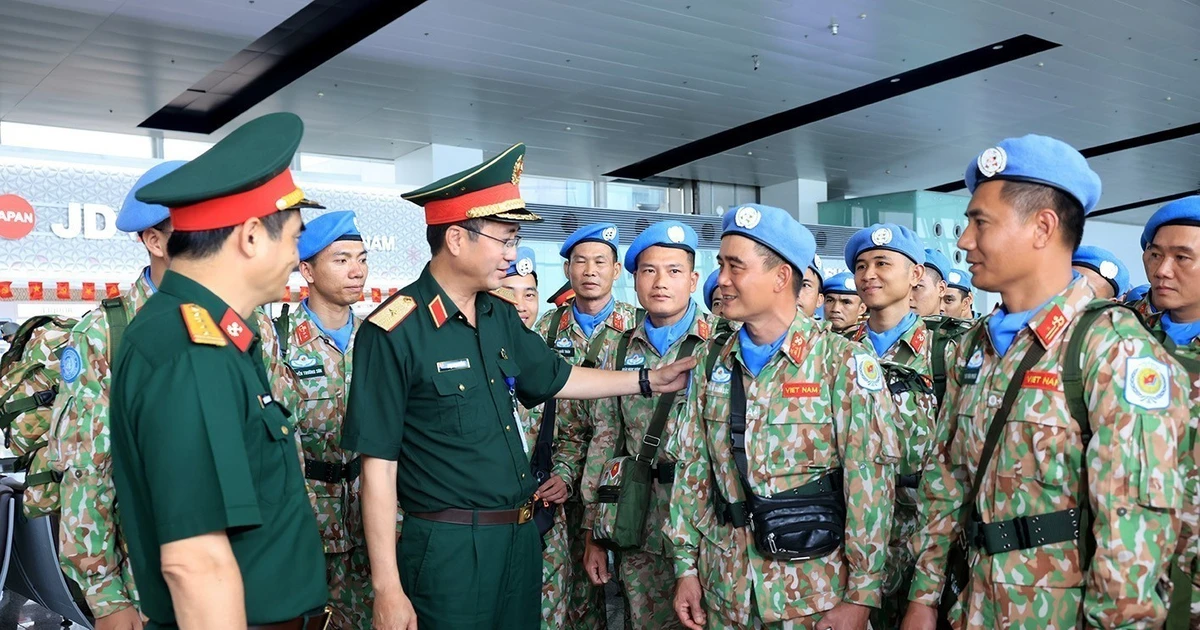 Maj. Gen. Pham Manh Thang, Director of the Viet Nam Department of Peacekeeping Operations, encourages and gives instructions to the soldiers before their departure. (Photo: VNA)