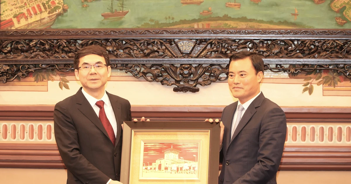 Vice Chairman of the Ho Chi Minh City People’s Committee Bui Xuan Cuong presents a gift to the Guangzhou delegation. (Photo: VNA)