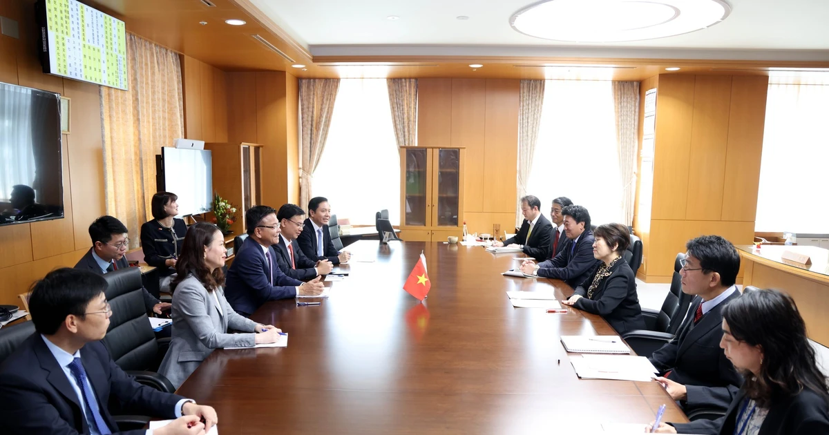 Vietnamese Deputy PM Le Thanh Long meets with Japanese officials