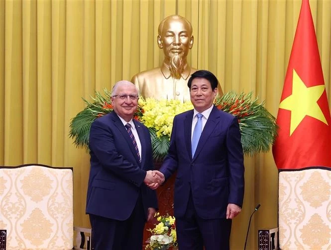 State President Luong Cuong (R) shakes hands with Turkish Defence Minister Yasar Guler, (Photo: VNA)