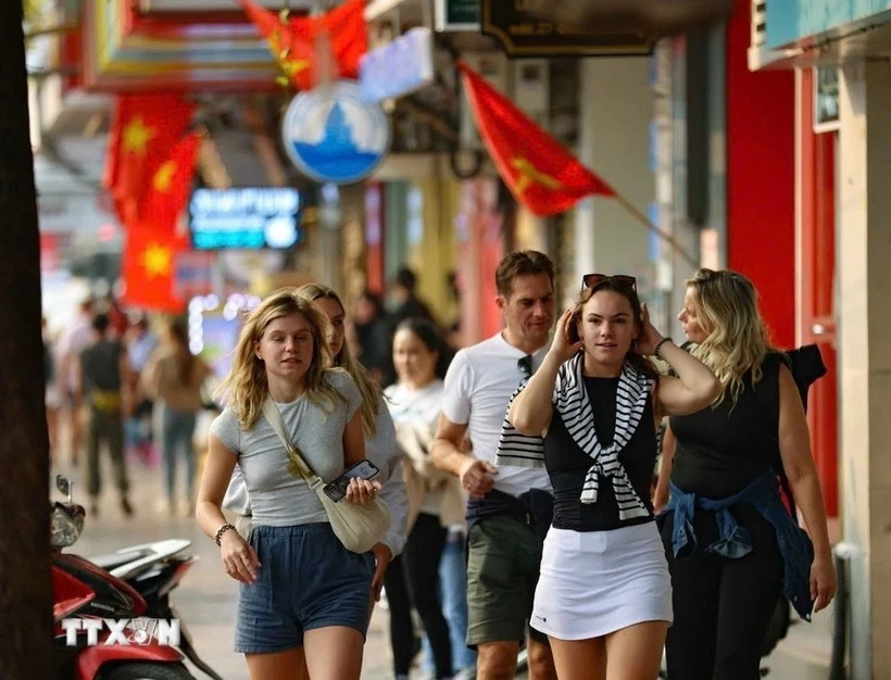 Foreign visitors in Hanoi (Photo: VNA)