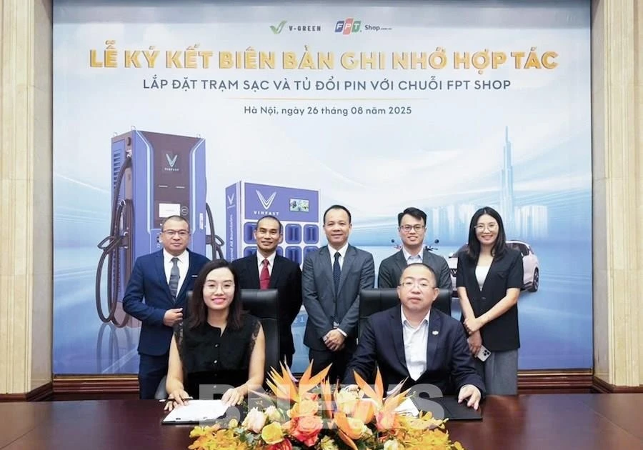 FPT Retail, V-Green team up on EV chargers and battery swap stations
