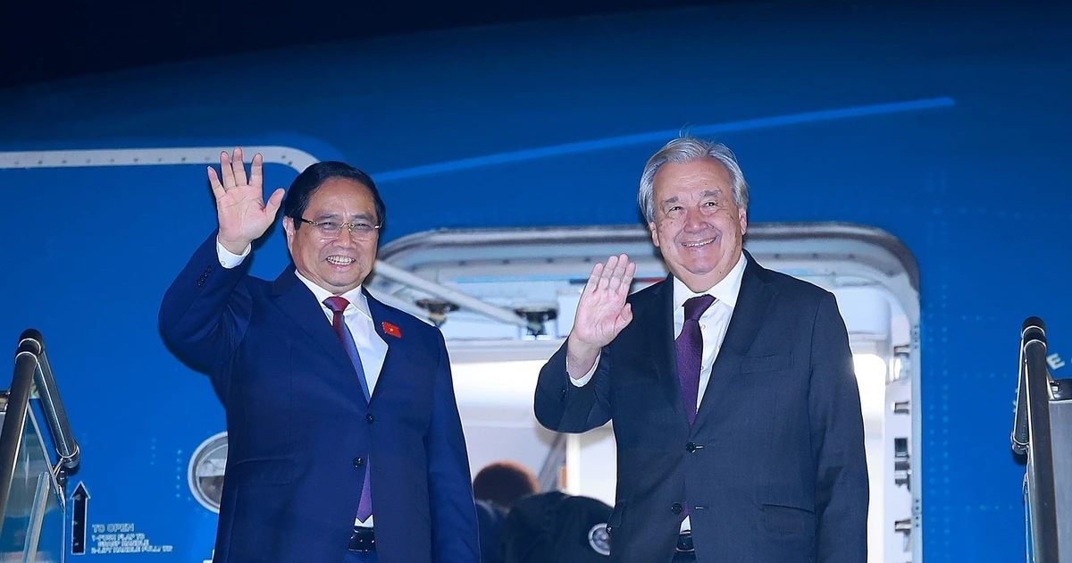 Prime Minister Pham Minh Chinh (L) and United Nations Secretary-General Antonio Guterres on October 25 evening board the same aircraft bound for Kuala Lumpur, Malaysia, to attend the 47th ASEAN Summit and related meetings. (Photo: VNA)