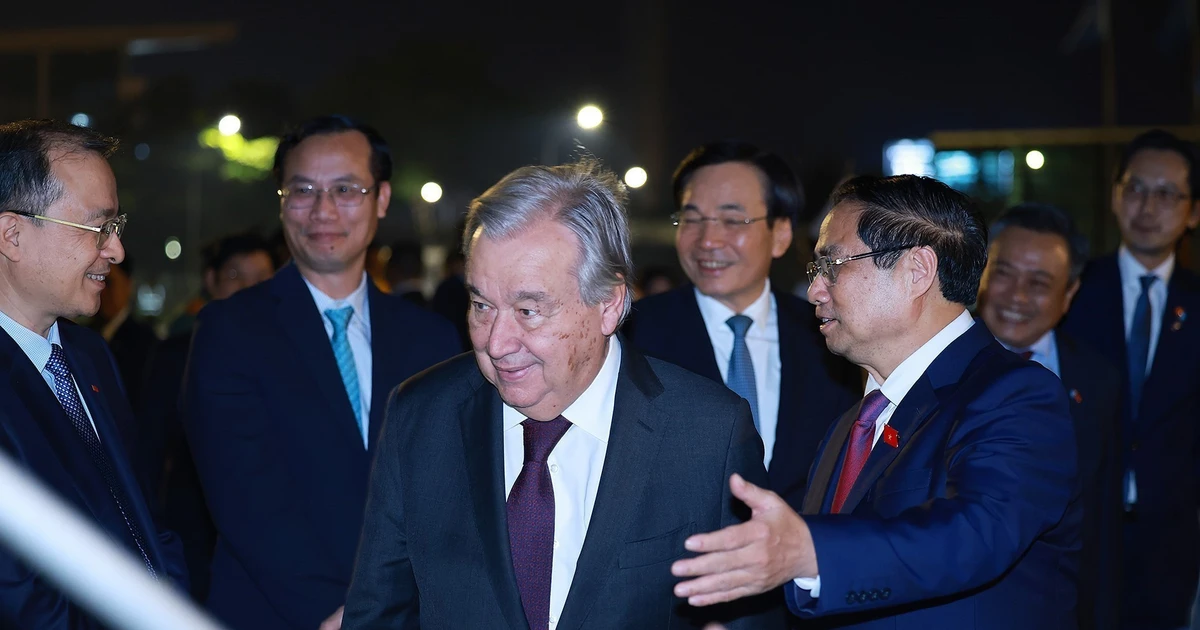 Prime Minister Pham Minh Chinh invites UN Secretary-General Antonio Guterres to board the aircraft as they jointly depart Hanoi on October 25 evening for Kuala Lumpur, Malaysia, to attend the 47th ASEAN Summit and related meetings. (Photo: VNA)