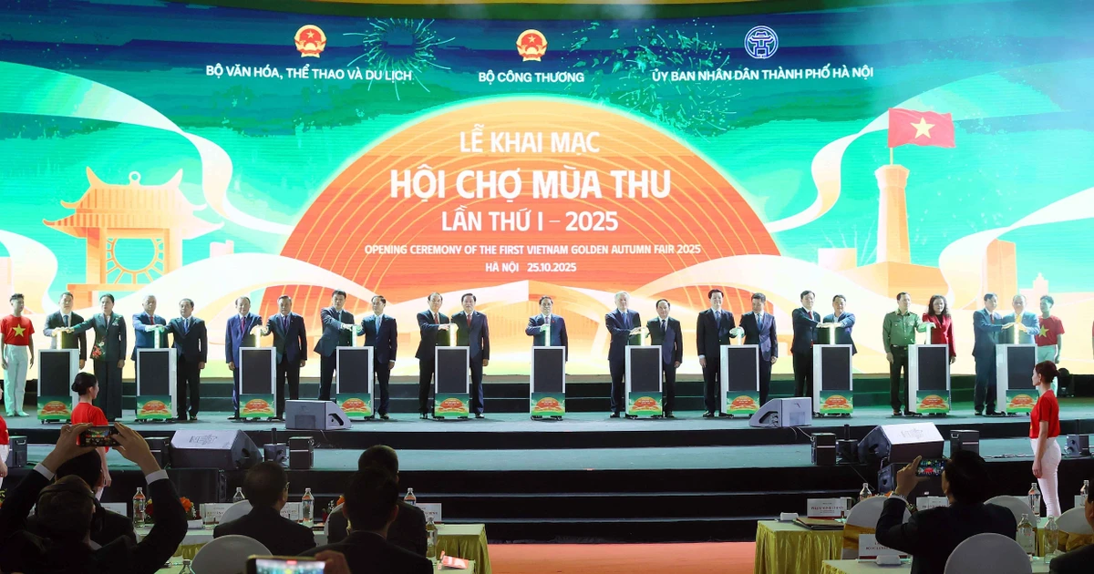 Prime Minister Pham Minh Chinh and other delegates join the opening ceremony of the first Autumn Fair 2025 in Ha Noi on October 25, 2025. (Photo: VNA)