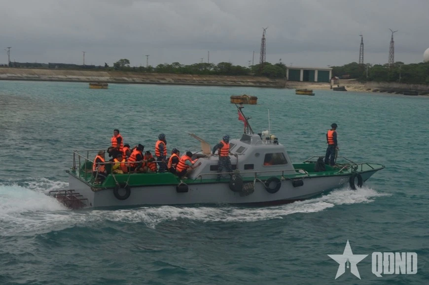 Naval Region 4 Command safely transfers 52 fishermen to Song Tu Tay island (Photo: qdnd.vn)