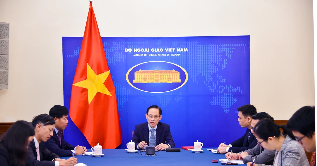 Vietnamese, Philippine foreign ministers hold phone talks