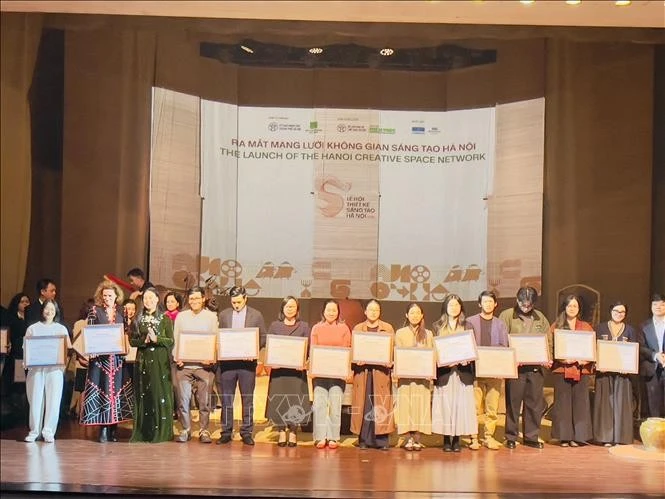 Director of Ha Noi's Department of Culture and Sports Bach Lien Huong presents the Ha Noi Creative Cultural Space Certificate to representatives of creative cultural spaces. (Photo: VNA)