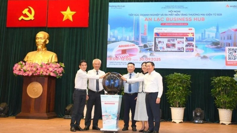 The launch of Viet Nam’s first local-level B2B e-commerce platform in An Lac ward, Ho Chi Minh City, on September 30. (Photo: VNA) 