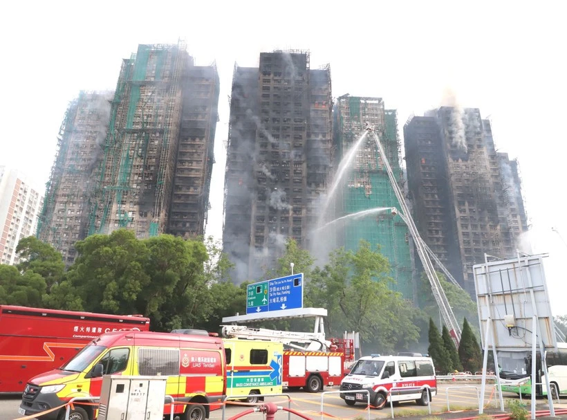 At the scene of the deadly fire at a residential complex in Hong Kong (China) (Photo: VNA)