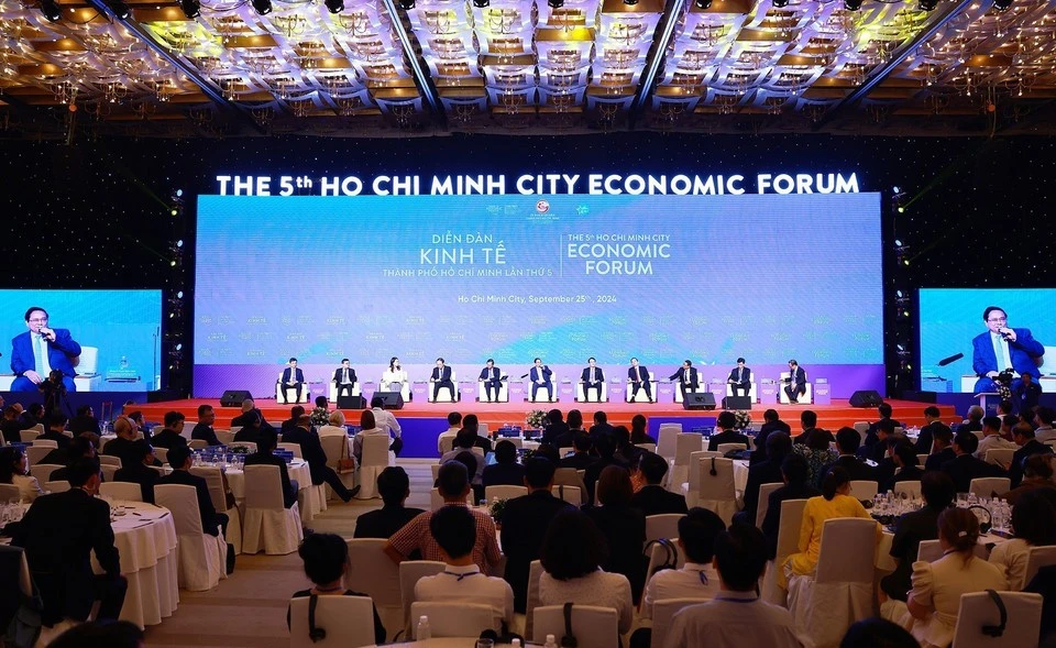 Experts, businesses propose measures to accelerate green transition at Autumn Economic Forum