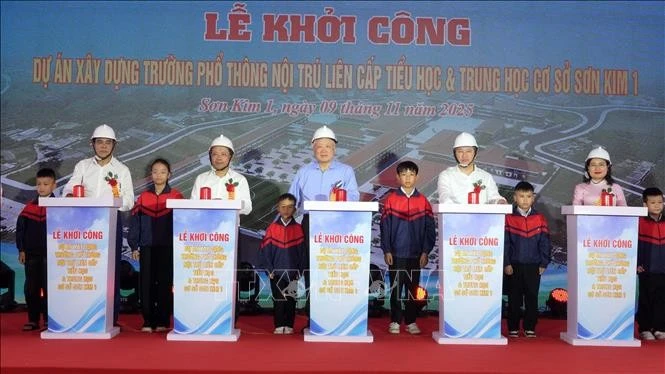 Deputy PMs join groundbreaking ceremonies for boarding schools in border communes