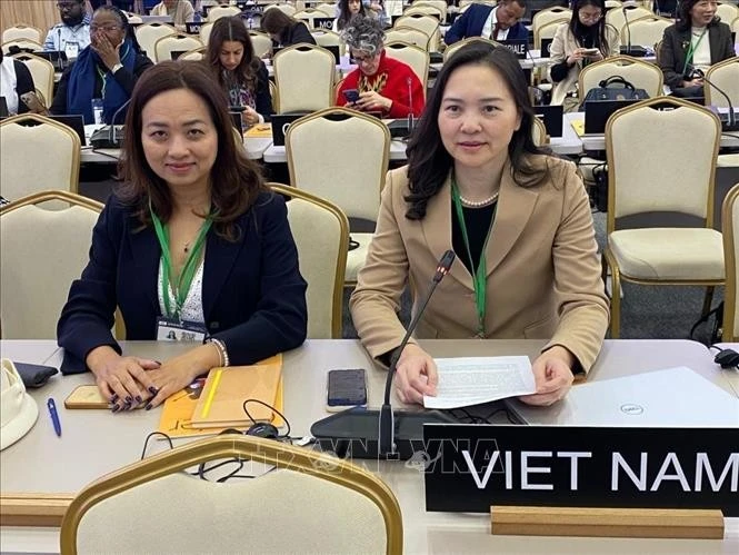 Ambassador Nguyen Thi Van Anh (R), Permanent Representative of Viet Nam to UNESCO, at the 43rd session of the UNESCO General Conference held in Samarkand, Uzbekistan. (Photo: VNA)