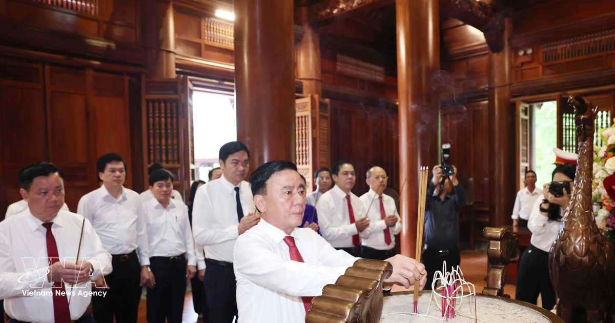Party Secretariat’s permanent member pays tribute to President Ho Chi Minh in Nghe An