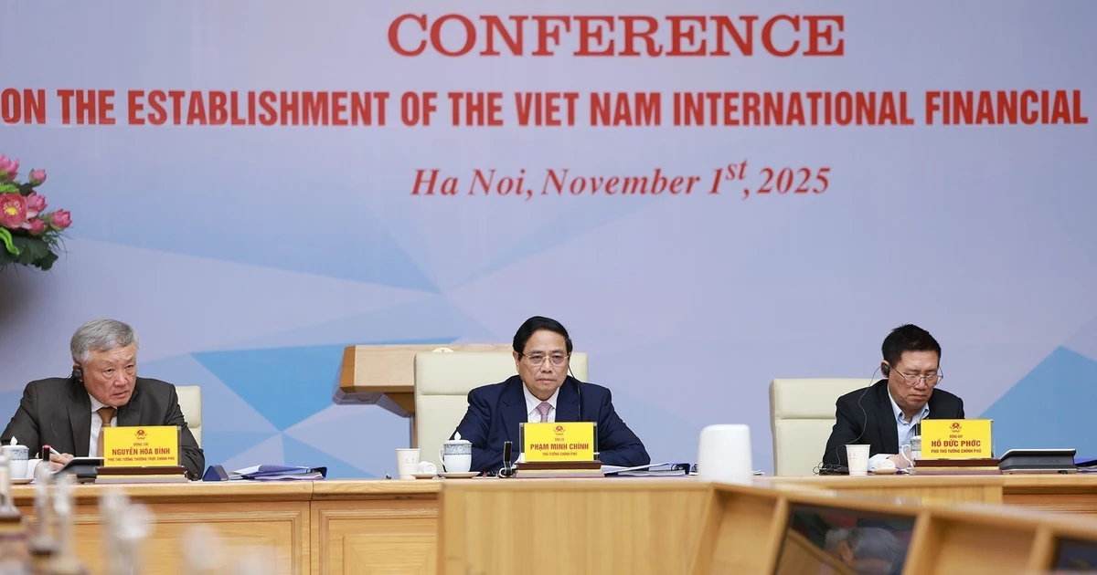 PM Pham Minh Chinh (centre) chairs the conference on the establishment of the International Financial Centre (IFC) in Viet Nam on November 1. (Photo: VNA)