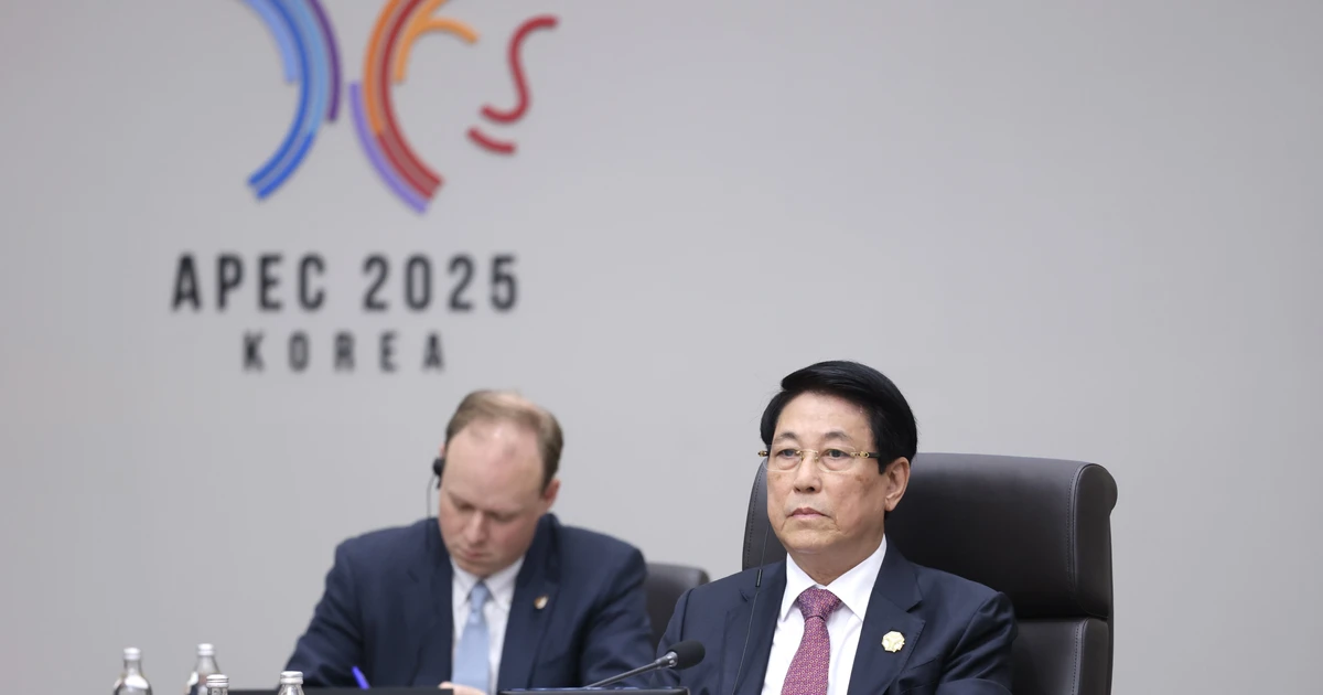 State President Luong Cuong attends the second plenary session of the 32nd APEC Economic Leaders’ Meeting in Gyeongju city, the Republic of Korea, on November 1, 2025. (Photo: VNA)