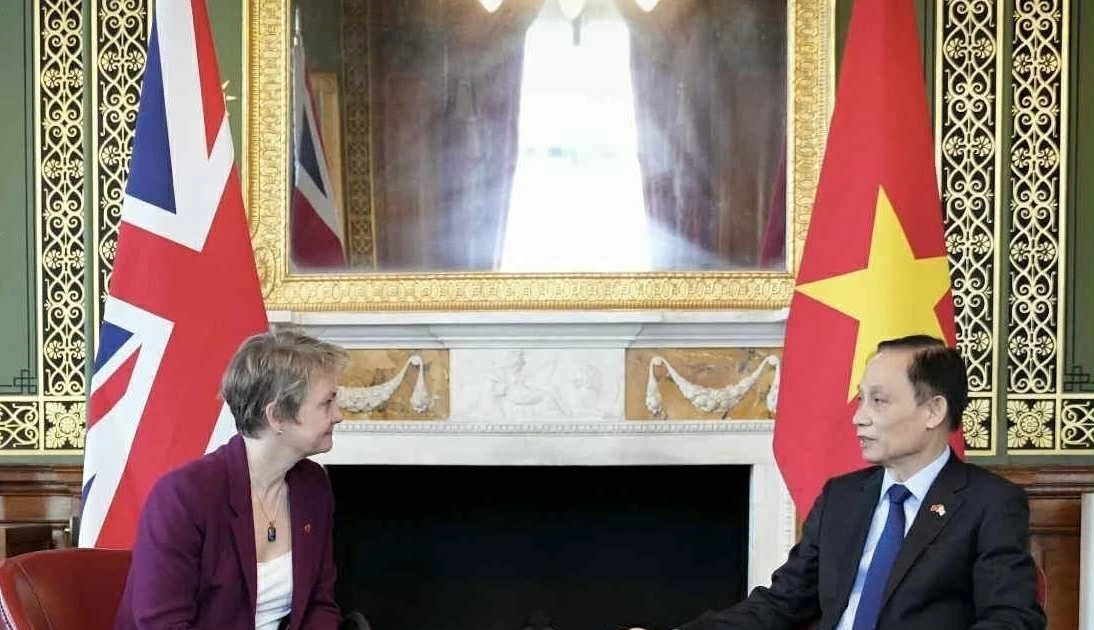 Vietnamese Minister of Foreign Affairs Le Hoai Trung (right) and British Secretary of State for Foreign, Commonwealth and Development Affairs Yvette Cooper at their meeting in London on October 30, 2025. (Photo published by VNA) 