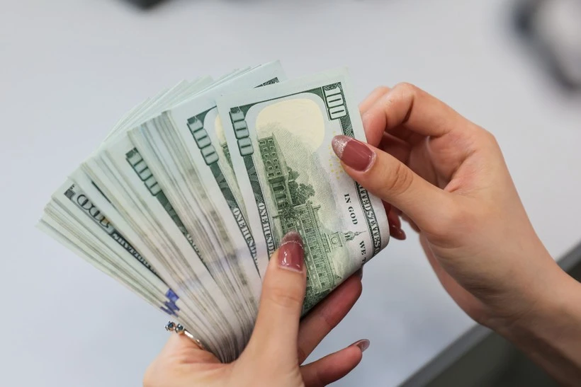E-tranffers from 1,000 USD at Viet Nam’s IFC must be reported, according to the SBV's draft decree. (Photo: VNA)