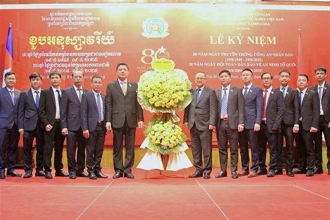 Leaders of the Cambodian Ministry of Interior present congratulation flowers to the Vietnamese Ministry of Public Security’s Representative Office in Cambodia on the 80th traditional day of the Vietnamese People's Public Security Force (August 19). (Photo: VNA)