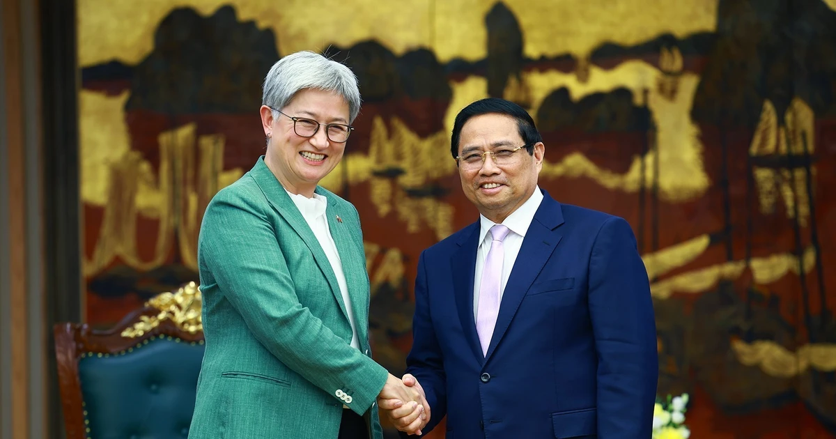 Prime Minister Pham Minh Chinh (R) and Australian Minister for Foreign Affairs Penny Wong (Photo: VNA)