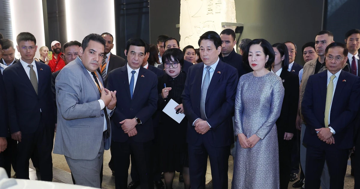 President Luong Cuong, his spouse, and officials visit the Grand Egyptian Museum on August 4. (Photo: VNA)