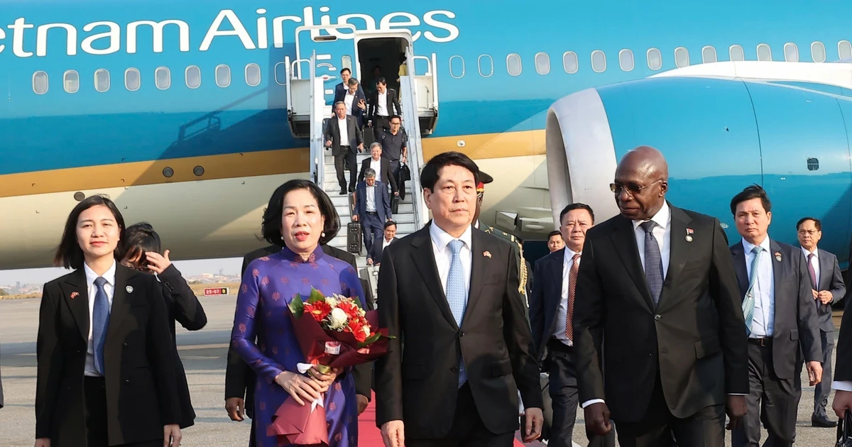 Angolan officials welcome President Luong Cuong at Quatro de Fevereiro International Airport on August 6 afternoon. (Photo: VNA)