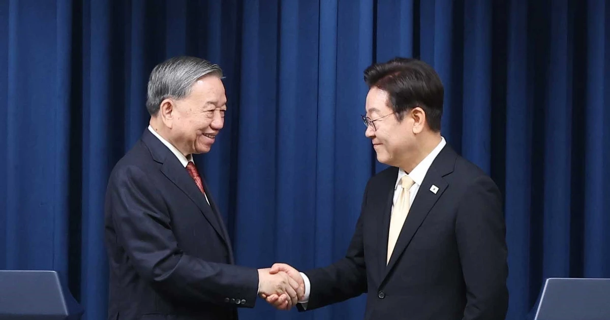 Party General Secretary To Lam (left) and President of the Republic of Korea Lee Jae Myung at the joint press briefing in Seoul on August 11 (Photo: VNA) 