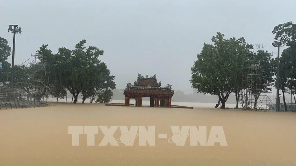 The water level of Huong River rises, submerging Nghinh Luong Pavilion (Phu Xuan ward) in floodwaters. (Photo: VNA)