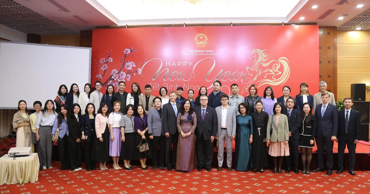 Deputy Minister of Foreign Affairs Le Thi Thu Hang and representatives of diplomatic missions and foreign press agencies pose for a group photo at the meeting in Ha Noi on December 12, 2025. (Photo: The Ministry of Foreign Affairs)