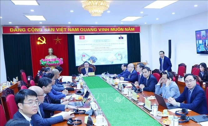 Vietnam, Cuba exchange theoretical views on Party’s leadership in macroeconomic stability