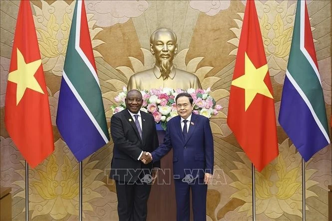 National Assembly Chairman Tran Thanh Man (right) meets with South African President Matamela Cyril Ramaphosa in Ha Noi on October 24, 2025 (Photo: VNA)