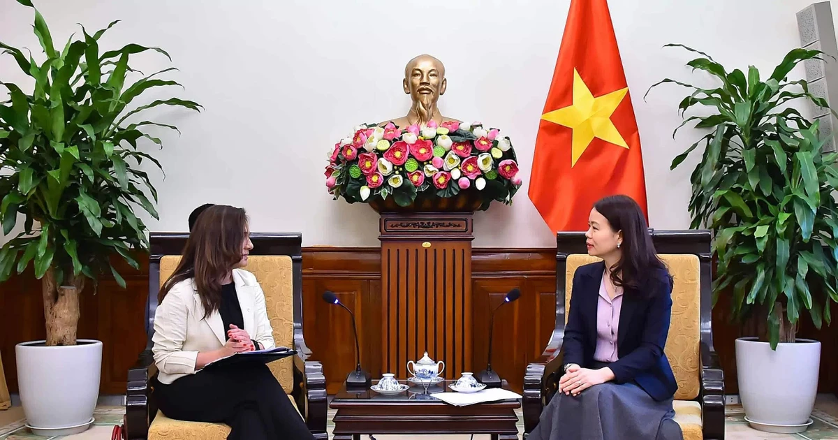 Deputy Minister of Foreign Affairs Nguyen Minh Hang (right) receives her Chilean counterpart Gloria de la Fuente in Ha Noi on October 24, 2025. (Photo: baoquocte.vn)