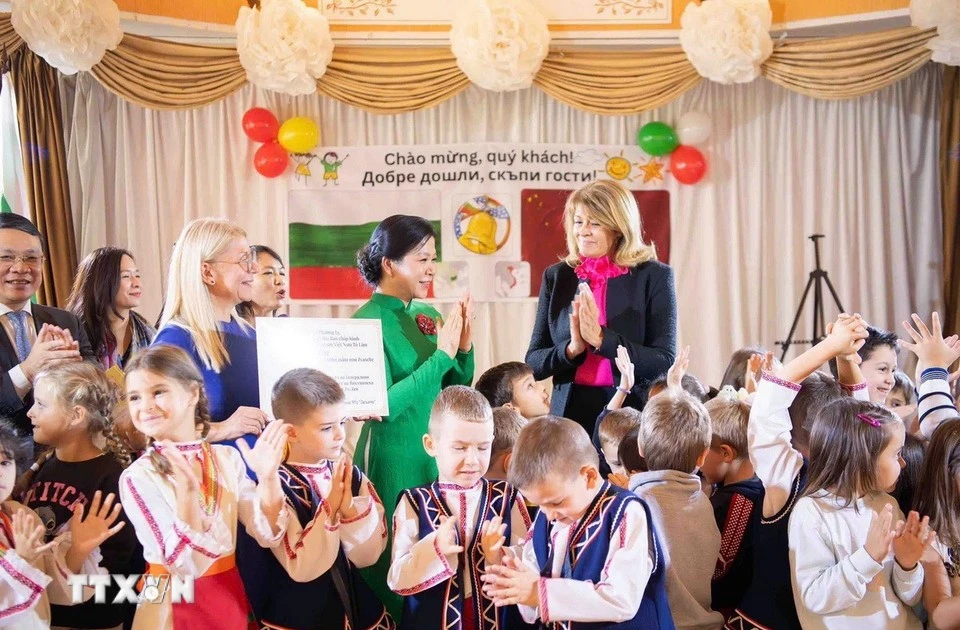 Ngo Phuong Ly (in green), spouse of Party General Secretary To Lam and Desislava Radeva, spouse of Bulgarian President Rumen Radev (right) meet with children at the Zvanche Kindergarten No. 2 in the capital Sofia on October 23 (Photo: VNA)