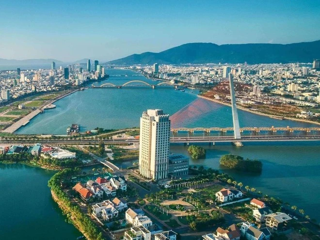 An aerial view of the Han River in Da Nang city, a tourist magnet of Viet Nam. The total number of foreign visitors to Viet Nam during January-August reaches nearly 14 million (Photo: VNA)