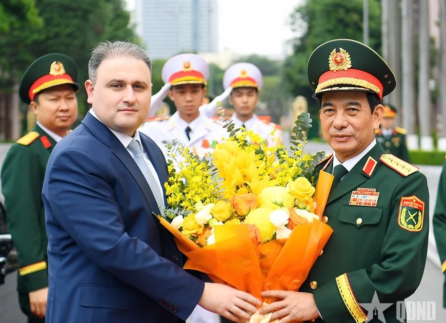 Minister of National Defence Gen. Phan Van Giang (R) welcomes Minister of Defence Industry of Azerbaijan Vugar Mustafayev on December 25. (Photo: qdnd.vn)
