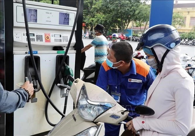 Customers buy petrol at a Petrolimex station in Ha Noi (Photo: VNA)