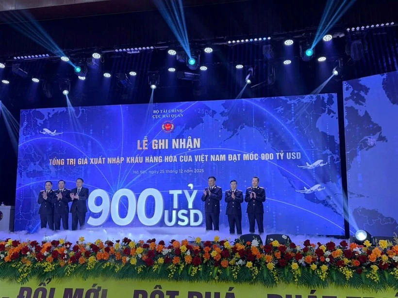 Viet Nam Customs holds a ceremony to mark the country’s total import-export turnover surpassing 900 billion USD for the first time (Photo: VNA)