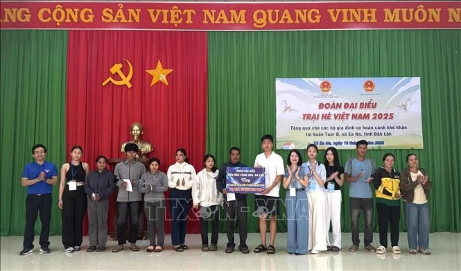 Vietnamese students in Poland present gifts to those in need in Dak Lak on July 16. (Photo: VNA)