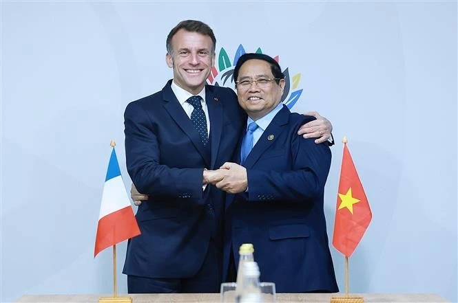 Vietnamese Prime Minister Pham Minh Chinh (R) meets with French President Emmanuel Macron in Johannesburg on November 23. (Photo: VNA)