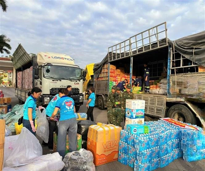 On November 22, nearly 45 tonnes of relief goods are assembled and prepared in Quang Ninh for urgent transport to Lam Dong province. (Photo: VNA)