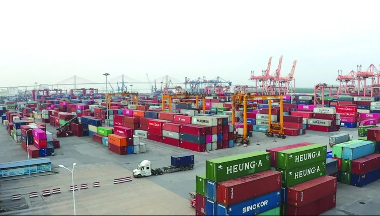 Viet Nam's foreign trade is projected to hit a record of over 900 billion USD in 2025, positioning the country among the top 15 global trade powers. - Illustrative image (Photo: dantri.vn)