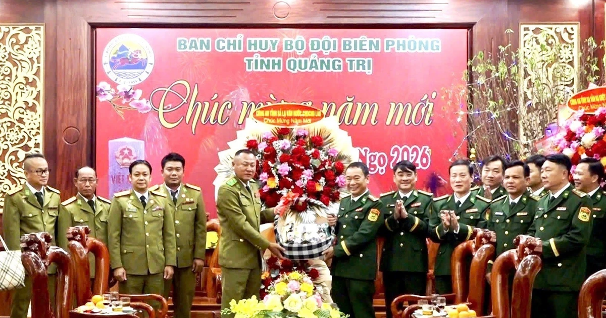 Lao delegation pays Tet visit to Quang Tri Border Guard Command