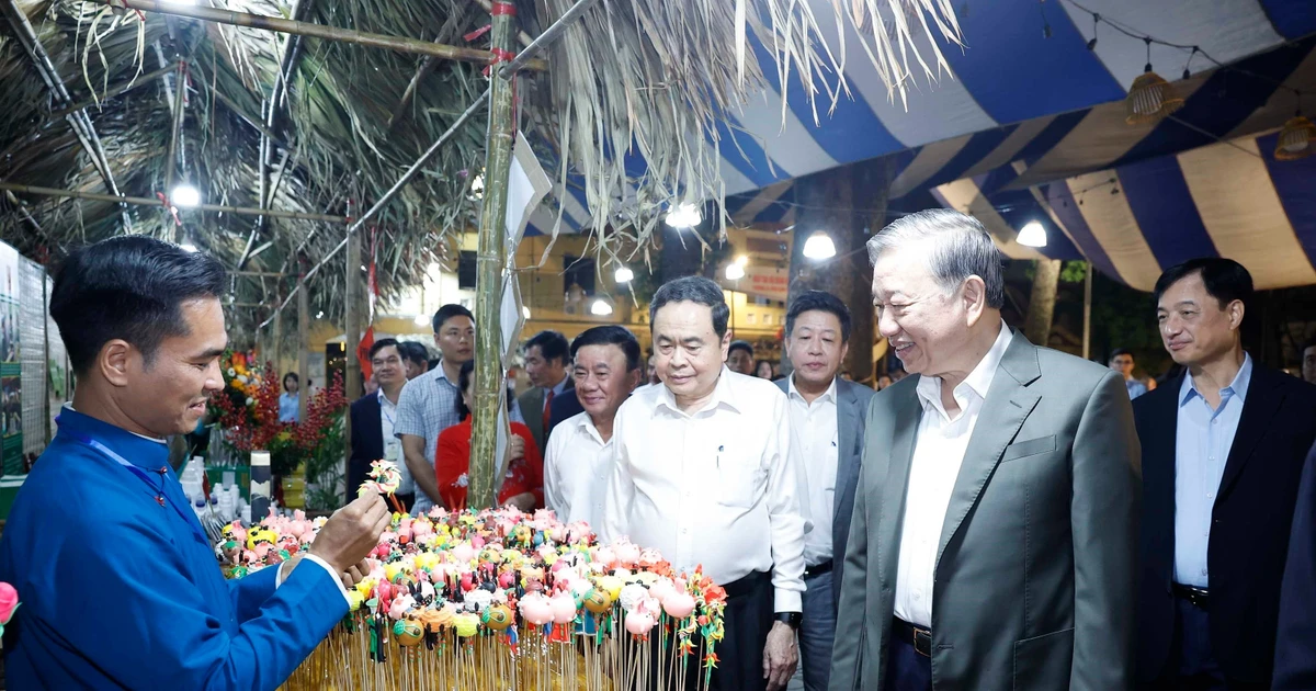 Party chief, NA Chairman attend great national unity festival in Hanoi’s Ba Dinh ward