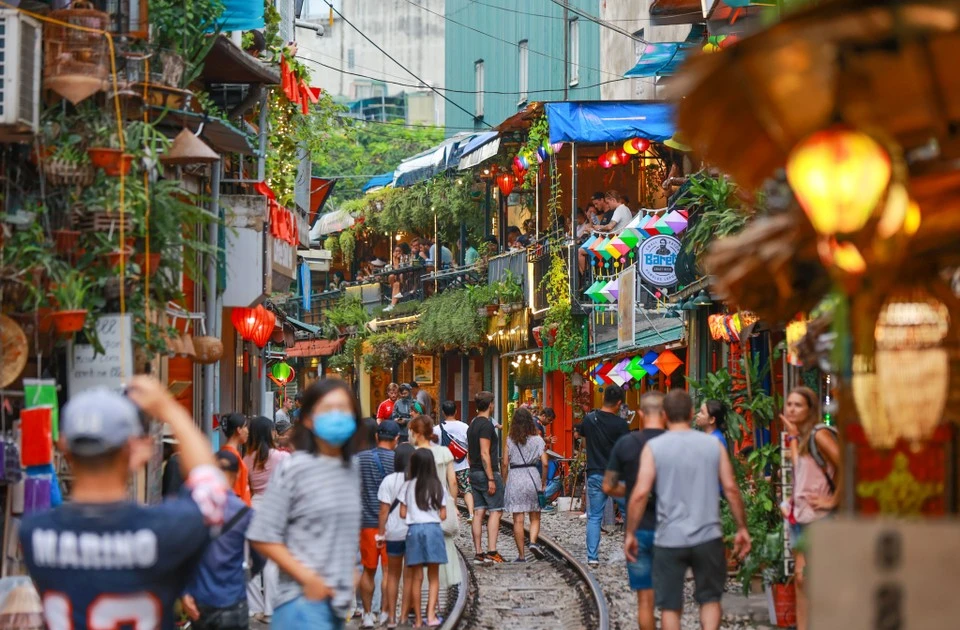 Hanoi proposes halting passenger trains through railway café street