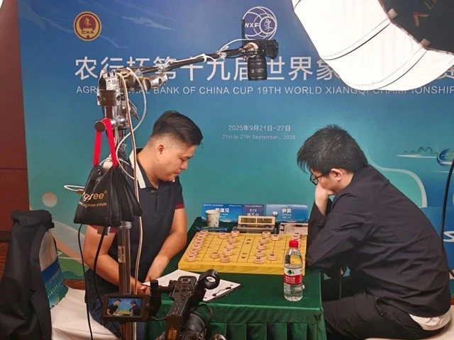 Viet Nam’s xiangqi kingpin Lai Ly Huynh (L) at the match (Photo: VNA)