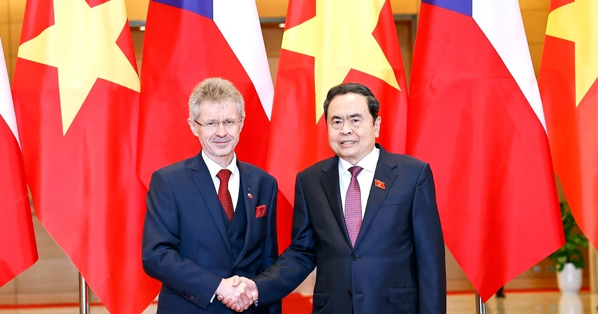 Top Vietnamese legislator holds talks with visiting Czech Senate President