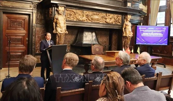 Secretary of the Hai Phong Party Committee Le Tien Chau speaks at the seminar on exploring new-generation investment destinations in the port city. (Photo: VNA)