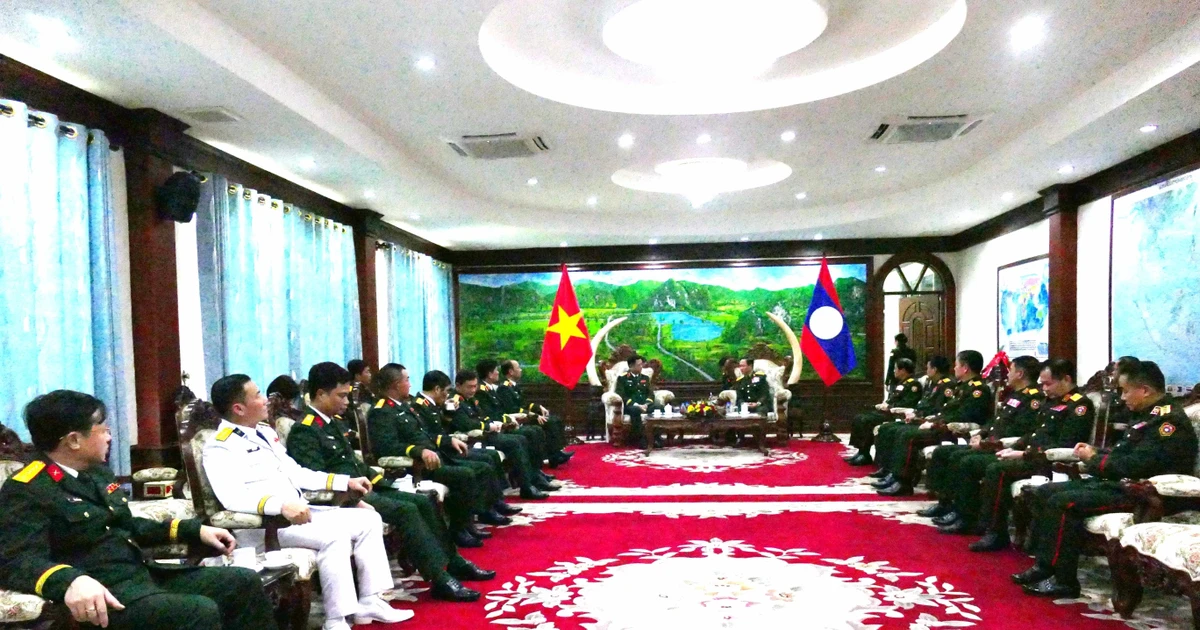 Vietnamese Deputy Minister of National Defence Senior Lieutenant General Nguyen Truong Thang pays a courtesy visit to Lao Minister of National Defence Senior Lieutenant General Khamliang Outhakaysone in Vientiane on November 20. (Photo: VNA)